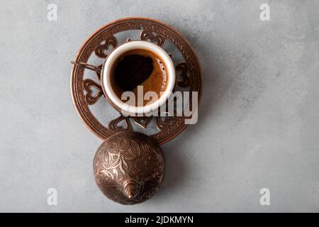 Türkischer Kaffee in einer Retro-Tasse auf weißem Hintergrund Stockfoto