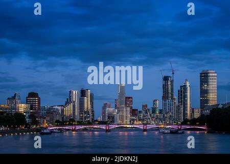 Die Skyline von London und die Themse mit der Lambeth-Brücke und Wolkenkratzern dazwischen. Foto aufgenommen am 11.. Juni 2022 in London, Großbritannien. Stockfoto