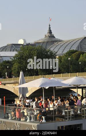 FRANKREICH. PARIS (75) 7TH ARR. DIE UFER DER SEINE. DER HAFEN DES GROSSEN CAILLOU. DAS STÄDTISCHE KUNSTZENTRUM FLUCTUART MIT EINEM RESTAURANT AUF DER TERRASSE Stockfoto