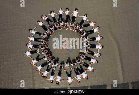 YANTAI, CHINA - 23. JUNI 2022 - Kinder posieren auf einem Spielplatz in einem experimentellen Kindergarten im Bezirk Penglai in Yantai, dem ostchinesischen Shandong Pro Stockfoto