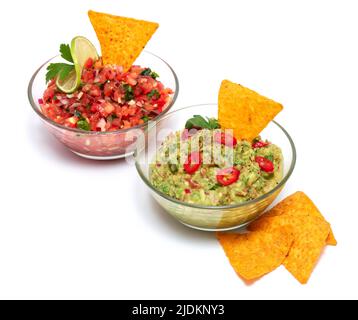 Salsa und Guacamole mexikanische Dip-Sauce in einer Glasschüssel mit Nachos oder Tortilla-Chips auf weißem Hintergrund serviert Stockfoto