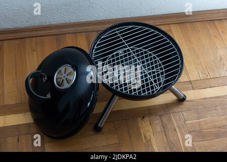 Barbecue-Grill auf weißem Hintergrund. Stockfoto