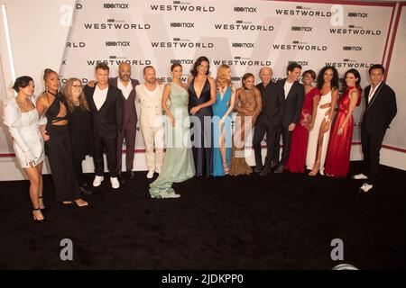 NEW YORK, NEW YORK - 21. JUNI: (L-R) Morningstar Angeline, Nozipho McLean, Alison Schapker, Luke Hemsworth, Jeffrey Wright, Aaron Paul, Angela Sarafyan, Lisa Joy, Evan Rachel Wood, Tessa Thompson, Ed Harris, James Marsden, Ariana DeBose, Aurora Perrineau, Emily Somers und Daniel Wu besuchen am 21. Juni 2022 in New York City die Premiere der „Westworld“-Saison 4 von HBO in der Alice Tully Hall, Lincoln Center. Stockfoto