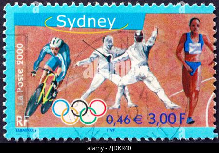FRANKREICH - UM 2000: Eine in Frankreich gedruckte Marke zeigt Cycling, Fechten, Relay Racer, 2000 Summer Olympics, Sydney, Ca. 2000 Stockfoto