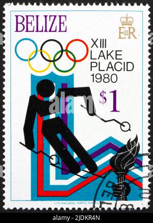 BELIZE - UM 1979: Eine in Belize gedruckte Briefmarke zeigt Abfahrtsski, Olympische Winterspiele 1980, Lake Placid, um 1979 Stockfoto