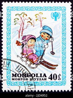 MONGOLEI - UM 1980: Eine in der Mongolei gedruckte Marke zeigt Winterfreuden, Kindermärchen, um 1980 Stockfoto