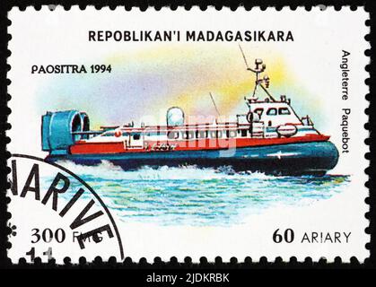 MALAGASY - UM 1994: Eine in Malagasy, Madagaskar gedruckte Marke zeigt englisches Hovercraft, modernes Schiff, um 1994 Stockfoto