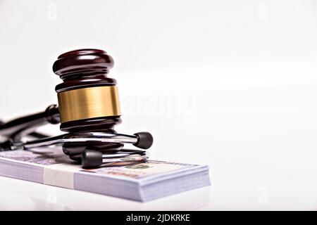 Konzept der Entschädigung für medizinische Fehler bei der Anwendung der Behandlung. Weißer Hintergrund. Stockfoto