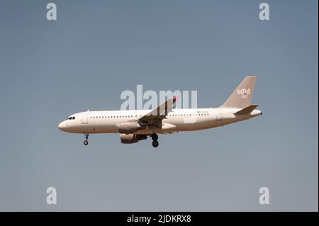 18.06.2022, Berlin, Deutschland, Europa - Ein Sundair Airbus A320-200 Passagierflugzeug nähert sich dem Flughafen Berlin Brandenburg zur Landung an. Stockfoto