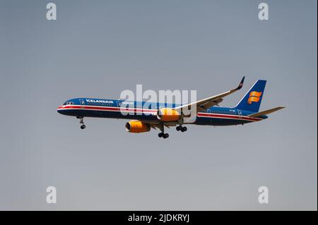 18.06.2022, Berlin, Deutschland, Europa - eine Icelandair Boeing 757-300 Passagiermaschine nähert sich dem Flughafen Berlin Brandenburg zur Landung an. Stockfoto