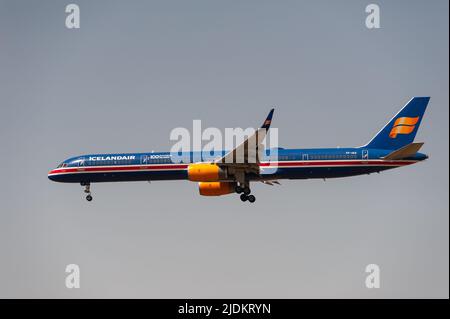 18.06.2022, Berlin, Deutschland, Europa - eine Icelandair Boeing 757-300 Passagiermaschine nähert sich dem Flughafen Berlin Brandenburg zur Landung an. Stockfoto