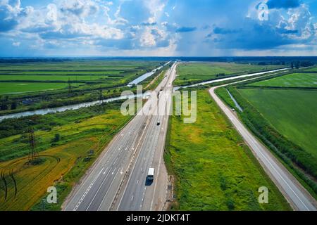 Blick aus der Höhe der Autobahn Stockfoto