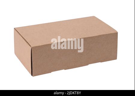 Unbeschrifteter, brauner Karton mit drei Viertel-Ansicht, isoliert in Weiß Stockfoto