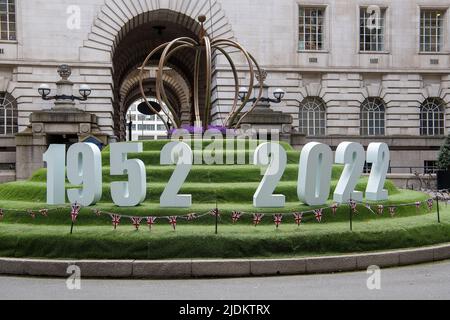 Westminster, London, Großbritannien. 8.. Juni 2022. Ein Platin-Jubiläum-Display vor der County Hall. Quelle: Maureen McLean/Alamy Stockfoto