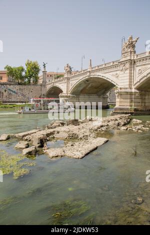 Rom, Italien. 21.. Juni 2022. ** KEIN INTERNET UND KEINE ZEITUNGEN NUR FÜR ITALIEN ** Rom, Dürrealarm: Die Neronische Brücke taucht im Tiber wieder auf Kredit: Unabhängige Fotoagentur/Alamy Live News Stockfoto