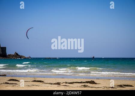 Kitesurfer auf dem Meer in Saint-Malo, Bretagne, Frankreich Stockfoto