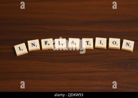 Selektive Nahaufnahme des Inflationsworts. Hergestellt durch die Verwendung der Buchstaben in Blöcken auf einem hölzernen Hintergrund. Stockfoto