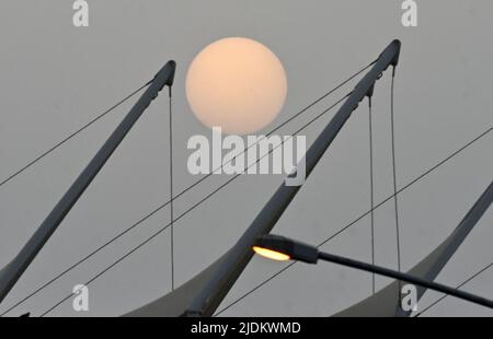 Kuwait-Stadt. 21.. Juni 2022. Das Foto vom 21. Juni 2022 zeigt den Sonnenuntergang in Kuwait-Stadt, Kuwait. Quelle: Asad/Xinhua/Alamy Live News Stockfoto