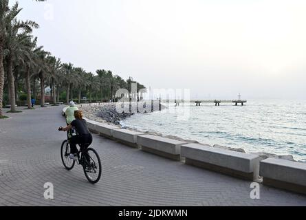 Kuwait-Stadt, Kuwait. 21.. Juni 2022. Am 21. Juni 2022 entspannen sich die Menschen an einem Strand in Kuwait-Stadt, Kuwait. Quelle: Asad/Xinhua/Alamy Live News Stockfoto