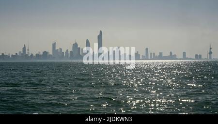 Kuwait-Stadt. 21.. Juni 2022. Das am 21. Juni 2022 aufgenommene Foto zeigt den Blick auf die Stadt in Kuwait-Stadt, Kuwait. Quelle: Asad/Xinhua/Alamy Live News Stockfoto