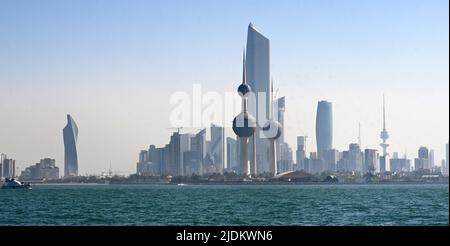 Kuwait-Stadt. 21.. Juni 2022. Das am 21. Juni 2022 aufgenommene Foto zeigt den Blick auf die Stadt in Kuwait-Stadt, Kuwait. Quelle: Asad/Xinhua/Alamy Live News Stockfoto