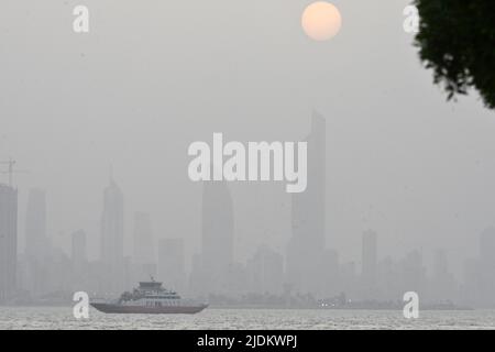 Kuwait-Stadt. 21.. Juni 2022. Das Foto vom 21. Juni 2022 zeigt den Sonnenuntergang in Kuwait-Stadt, Kuwait. Quelle: Asad/Xinhua/Alamy Live News Stockfoto