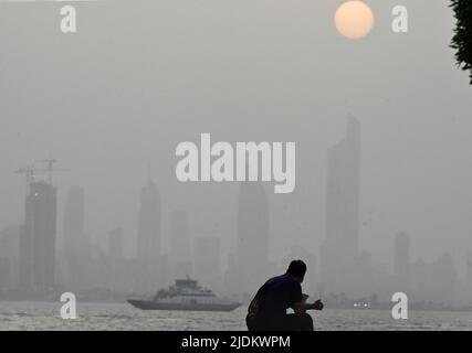 Kuwait-Stadt, Kuwait. 21.. Juni 2022. Am 21. Juni 2022 entspannen sich die Menschen an einem Strand während des Sonnenuntergangs in Kuwait-Stadt, Kuwait. Quelle: Asad/Xinhua/Alamy Live News Stockfoto