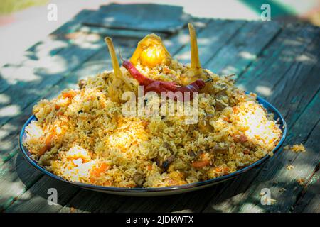 Traditionelles Pilaf mit Lamm auf einem Teller. Seitenansicht. Stockfoto