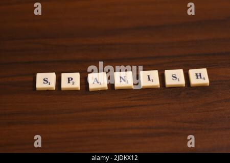 Selektive Nahaufnahme des spanischen Wortes. Hergestellt durch die Verwendung der Buchstaben in Blöcken auf einem hölzernen Hintergrund. Stockfoto