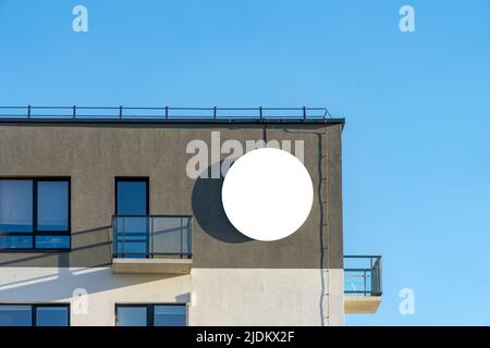 Blank weiß rund imitierte Straße Schild an der grauen Wand Oben im Gebäude Stockfoto