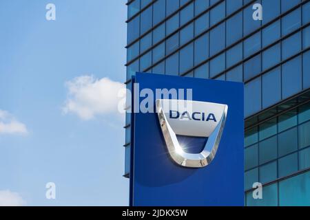 Vilnius, Litauen - 16. Mai 2021: Dacia-Logo vor dem offiziellen Händlerbüro. Automobile Dacia S.A. ist ein rumänischer Automobilhersteller Stockfoto