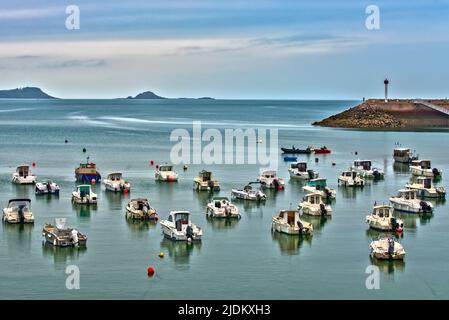 Der Hafen von Erquy in Frankreich. Urlaubspostkarte. Dominant von Blau. Für Text platzieren. Stockfoto