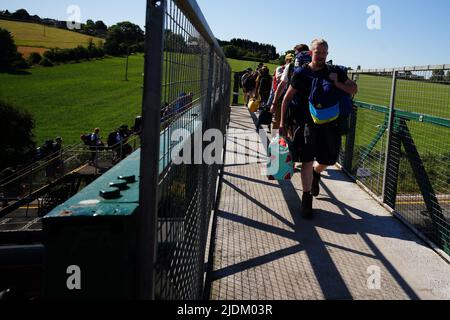 Die erste Person, die während des Glastonbury Festivals auf der Worthy Farm in Somerset mit dem Zug am Bahnhof Castle Cary ankommt. Bilddatum: Mittwoch, 22. Juni 2022. Stockfoto