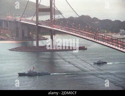 DIE SCHIFFE DER PEOPLE'S LIBERATION ARMY NAVY PASSIEREN UNTER DER TSING MA BRÜCKE. 1. JULI 97 Stockfoto