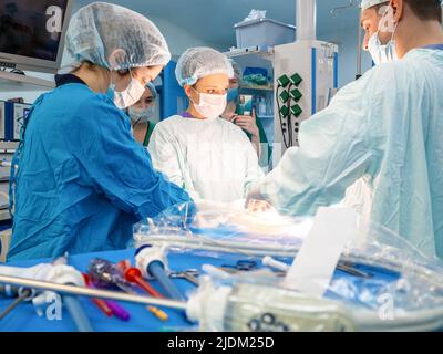 Moskau. Russland. 18. Oktober 2021. Das Chirurgen-Team im Operationssaal führt die chirurgische Behandlung des Patienten durch. Stockfoto