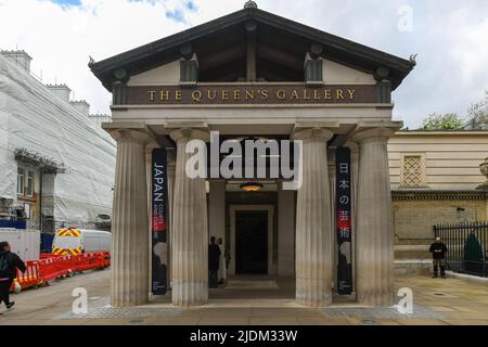 London, Großbritannien, 7.. April 2022, im April 2022 öffnete die Queen’s Gallery ihre Türen, um eine brandneue Ausstellung zu präsentieren. Unter dem Titel „350 Years of Japanese Art and Design“ werden Objekte gezeigt, die der britischen Königsfamilie im Laufe der Jahre geschenkt wurden. Diese Arbeiten bieten einen einzigartigen Einblick in die Beziehung zwischen Japan und Großbritannien und zeigen die Schönheit und Vielfalt japanischer Kunst und Design. Bis 25.. Februar 2023 in der Queen’s Gallery, Buckingham Palace., Andrew Lalchan Photography/Alamy Live News Stockfoto