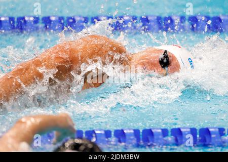 BUDAPEST, UNGARN - 21. JUNI: Maxime Grousset aus Frankreich, der am 21. Juni 2022 in Budapest, Ungarn, in der Duna Arena bei der Männer-100m-Freistil während der FINA-Schwimmweltmeisterschaften antritt (Foto: Nikola Krstic/Orange Picles) Stockfoto