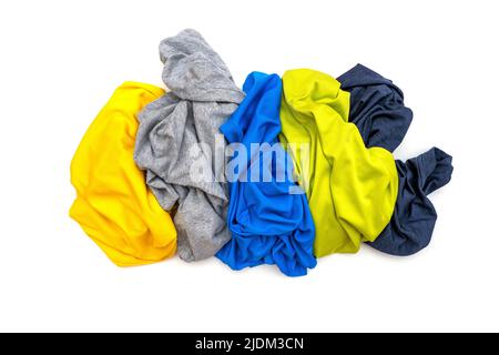 Haufen von farbigen Sport-T-Shirts isoliert auf weiß, Draufsicht Stockfoto