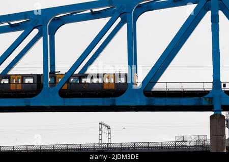 Newcastle upon Tyne England: 18.. Mai 2022: Ein U-Bahn-Zug überquert die Queen Elizabeth II Bridge in Newcastle upon Tyne Stockfoto