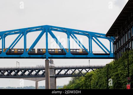 Newcastle upon Tyne England: 18.. Mai 2022: Ein U-Bahn-Zug überquert die Queen Elizabeth II Bridge in Newcastle upon Tyne Stockfoto