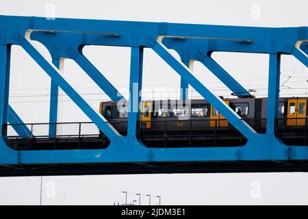 Newcastle upon Tyne England: 18.. Mai 2022: Ein U-Bahn-Zug überquert die Queen Elizabeth II Bridge in Newcastle upon Tyne Stockfoto