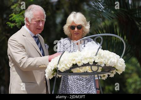 Der Prinz von Wales und die Herzogin von Cornwall, nachdem im Rahmen ihres Besuchs in Ruanda ein Kranz in ihrem Namen am Kigali-Völkermord-Denkmal niedergelegt wurde. Bilddatum: Mittwoch, 22. Juni 2022. Stockfoto