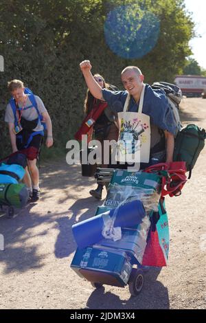 Glastonbury, Großbritannien. Mittwoch, 22. Juni 2022. Festivalbesucher treffen am ersten Tag des Glastonbury 2022 Festivals ein. Foto: Richard Gray/Alamy Live News Stockfoto