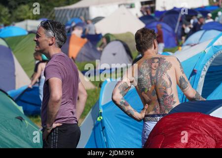 Glastonbury, Großbritannien. Mittwoch, 22. Juni 2022. Festivalbesucher treffen am ersten Tag des Glastonbury 2022 Festivals ein. Foto: Richard Gray/Alamy Live News Stockfoto