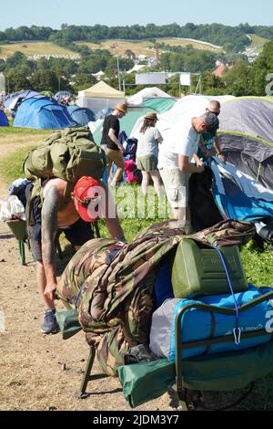 Glastonbury, Großbritannien. Mittwoch, 22. Juni 2022. Festivalbesucher treffen am ersten Tag des Glastonbury 2022 Festivals ein. Foto: Richard Gray/Alamy Live News Stockfoto