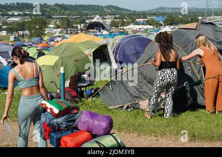 Glastonbury, Großbritannien. Mittwoch, 22. Juni 2022. Festivalbesucher treffen am ersten Tag des Glastonbury 2022 Festivals ein. Foto: Richard Gray/Alamy Live News Stockfoto