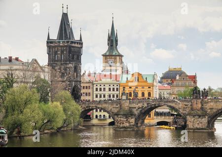 PRAG, TSCHECHIEN - 24. APRIL 2012: Dies ist der Brückenturm der Karlsbrücke und der Uhrturm der alten hydraulischen Struktur am rechten Ufer des Stockfoto