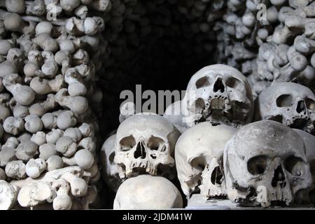 KUTA HORA, TSCHECHISCH - 28. APRIL 2012: Hier sind die Schädel und Knochen, die im Grab der Kathedrale, bekannt als Kostnice Sedlec, aufbewahrt werden. Stockfoto