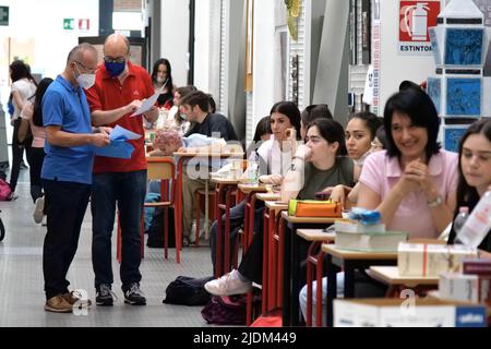 Italien, Arezzo, 22. Juni 2022 : Italien Abiturprüfung 2022. Piero della Francesco künstlerische High School, erste schriftliche Prüfung der High School Examen. Nach 2 Jahren Suspension in Italien kehren wir zurück, um den schriftlichen Test zu machen und es besteht keine Verpflichtung, eine Anti-Covid-Maske zu tragen. Foto © Daiano Cristini/Sintesi/Alamy Live News Stockfoto