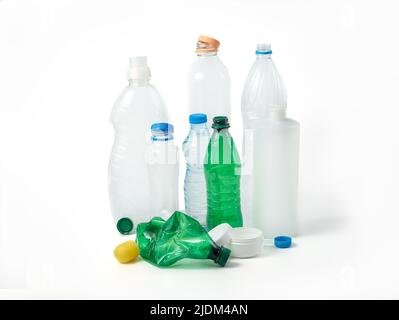 Recycelfertiger Kunststoff, isoliert auf weißem Hintergrund. Leere PET-Flaschen verwendet Stockfoto